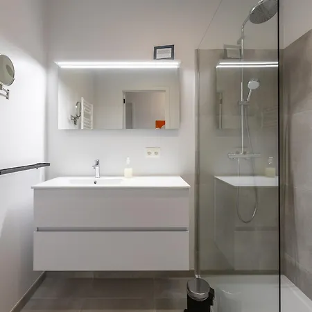Bright Corner Apartment, Cleaning Included *