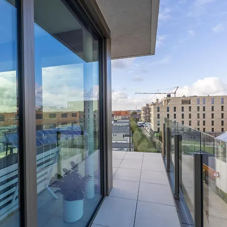 Bright Corner Apartment, Cleaning Included *
